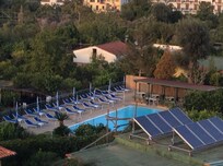 Utsikt fra balkongen over poolen