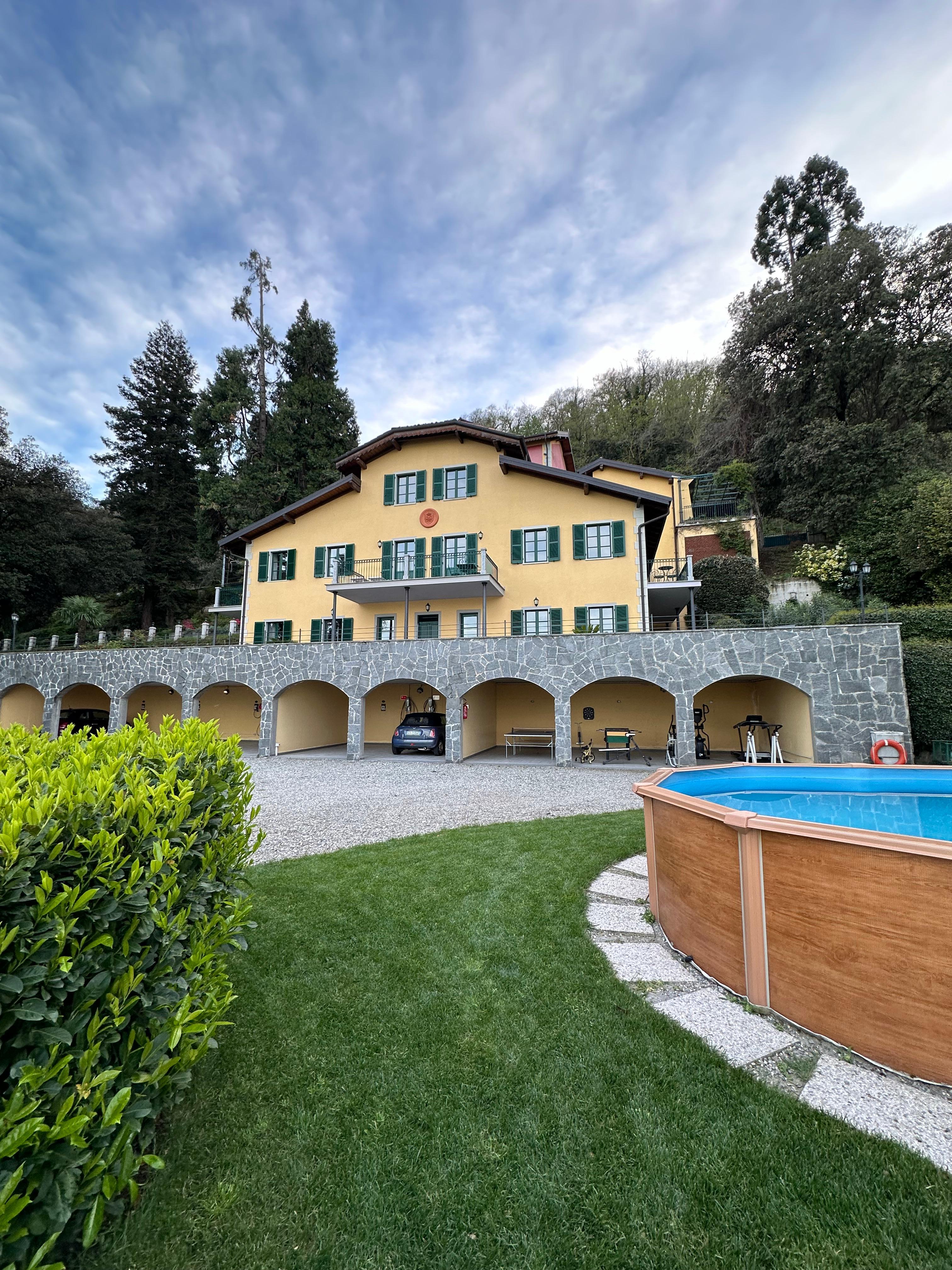 Vue de l'hotel et des ses garages avec la piscine au premier plan