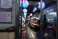 ホテル裏の魚市場内