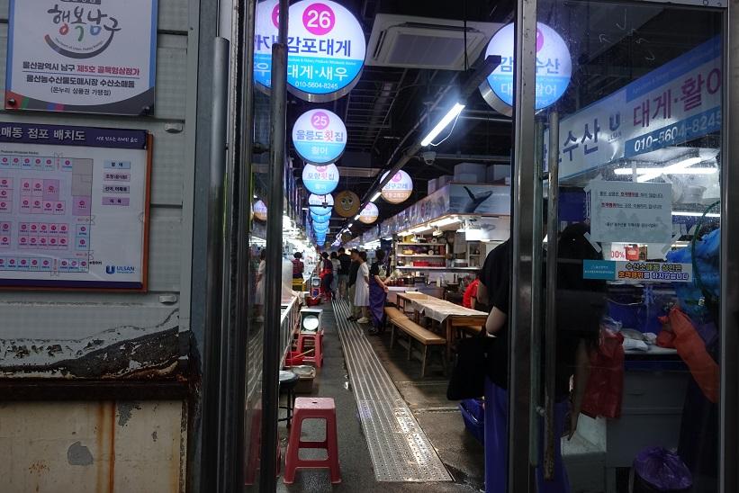 ホテル裏の魚市場内