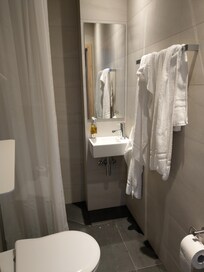 Kleines Badezimmer mit zu kleinem Waschbecken