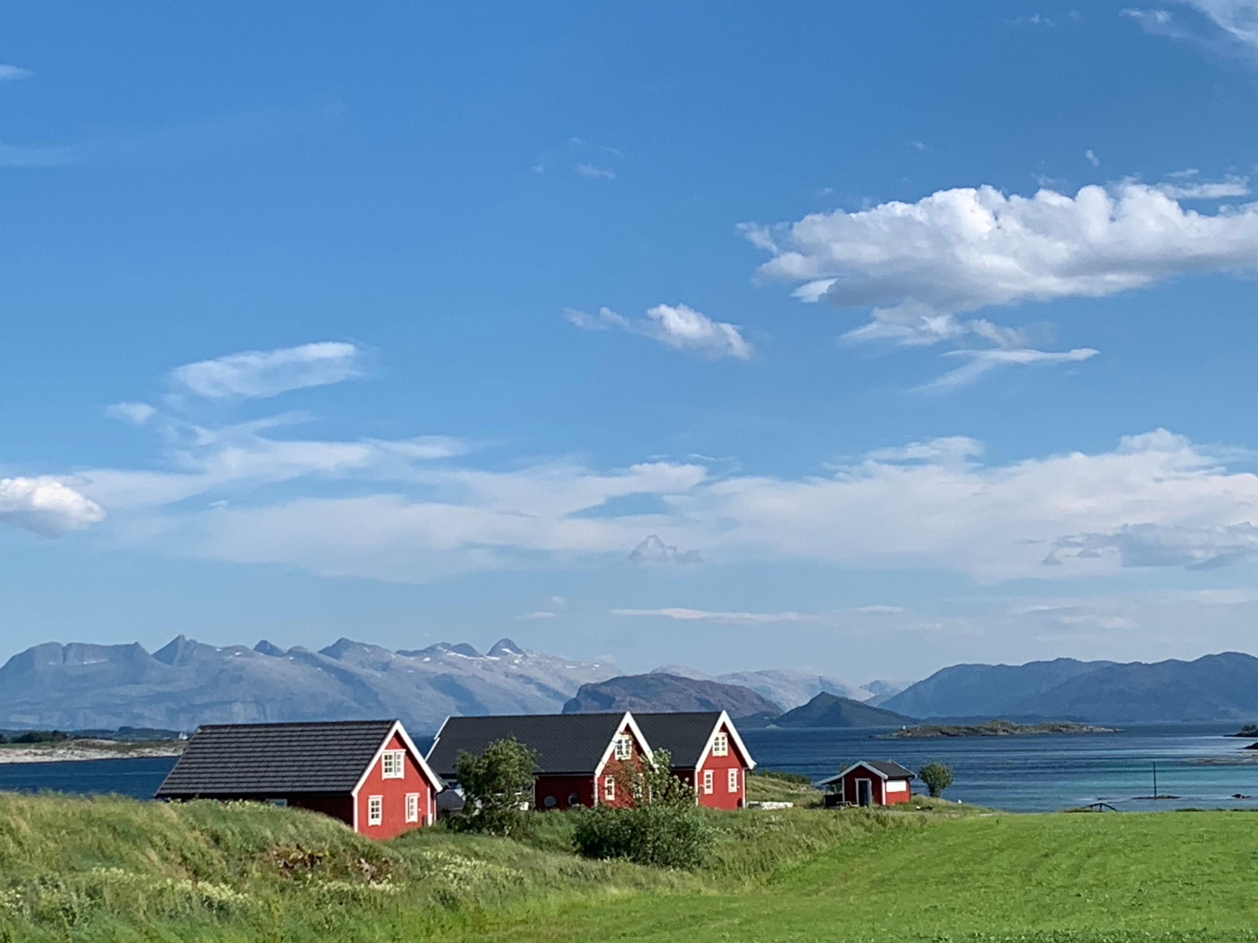 Utsikt fra hagen, mot de syv søstre- og rorbuer som også er til leie
