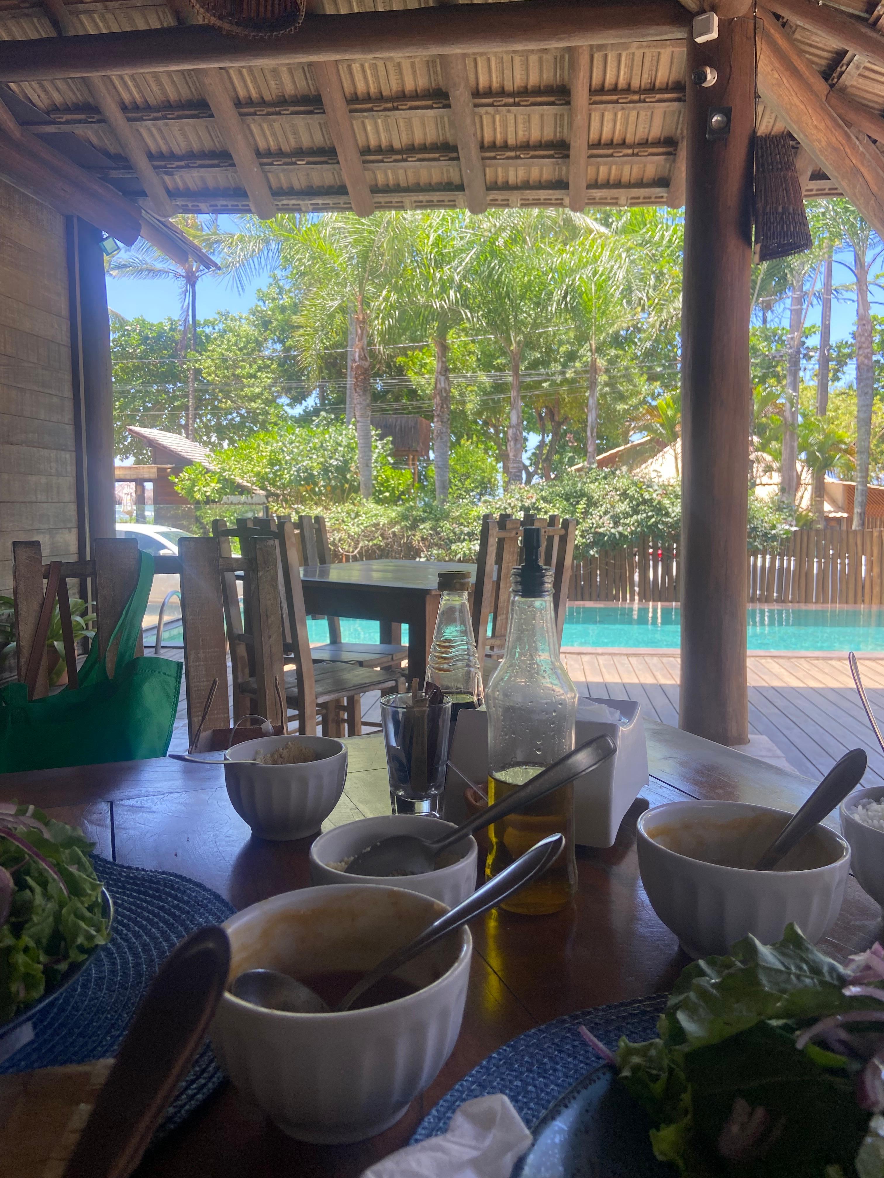 A barraca da praia traz pedidos e serve na Pousada. Aqui foi o almoço de despedida.