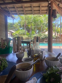 A barraca da praia traz pedidos e serve na Pousada. Aqui foi o almoço de despedida.