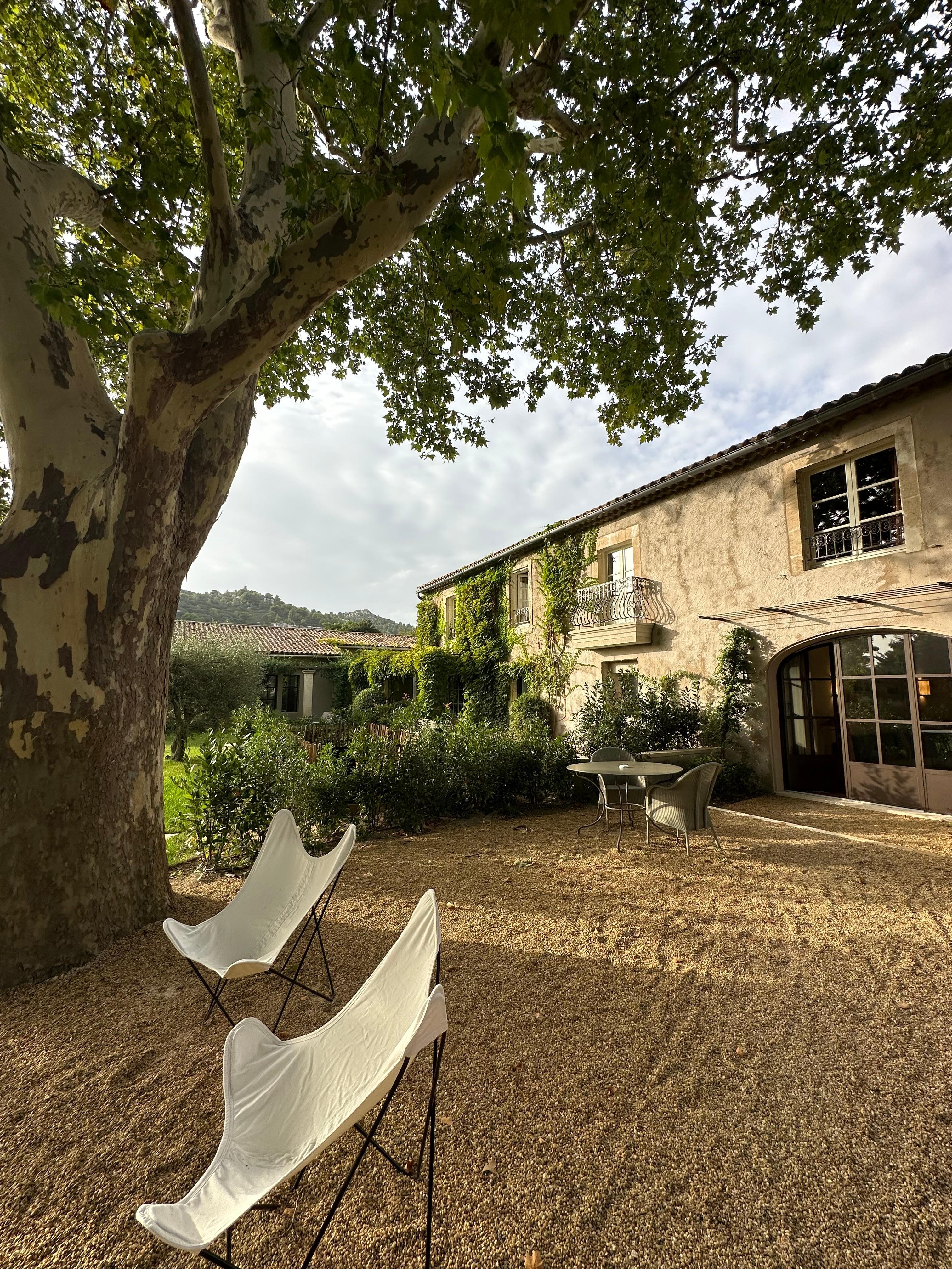 Devant Maison de famille, possibilité de se poser et de prendre une boisson 