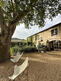 Devant Maison de famille, possibilité de se poser et de prendre une boisson