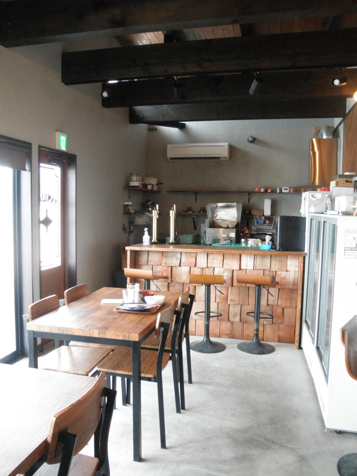 部屋のそばにある公共キッチン、ドリンクバーあり。