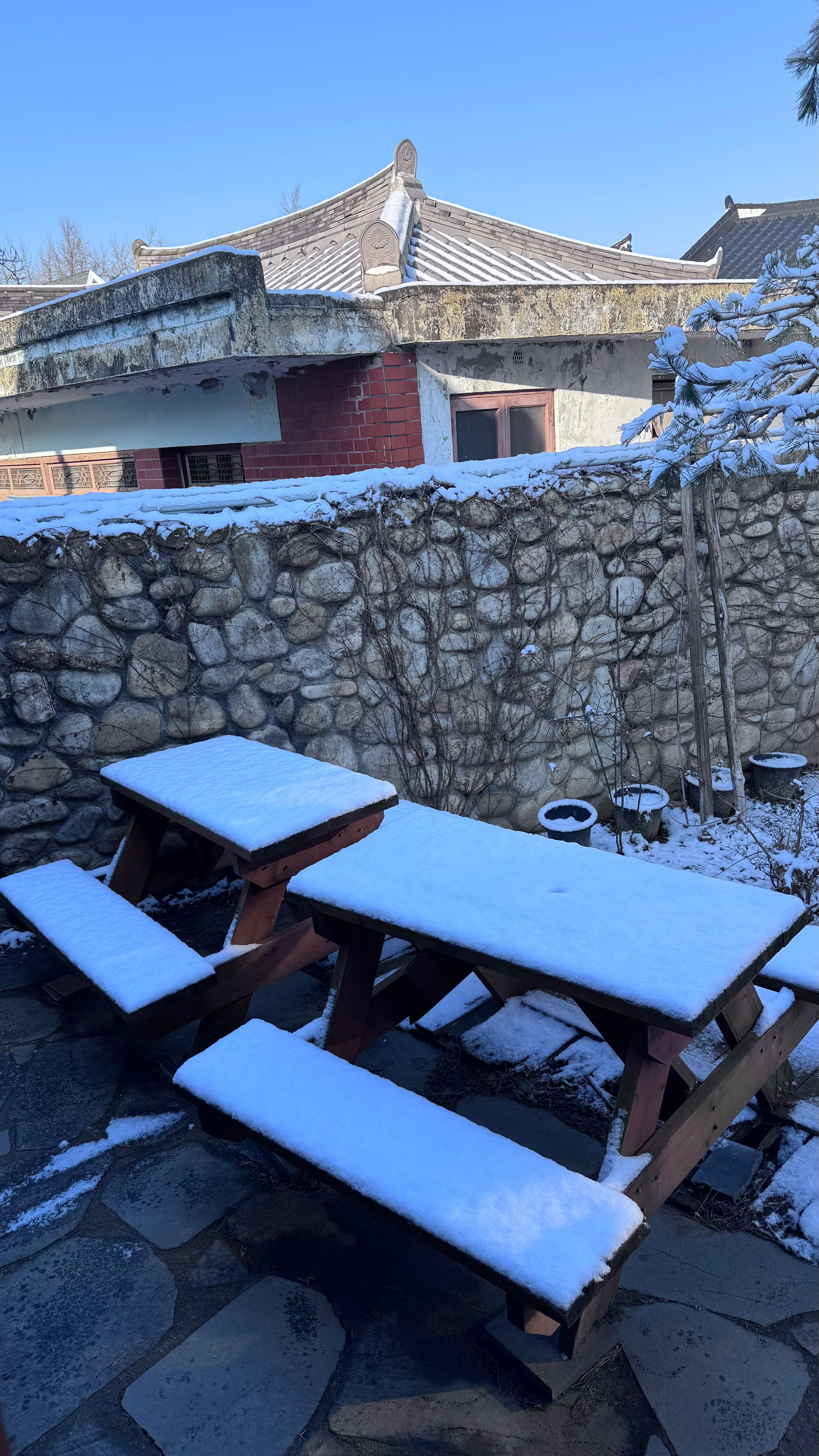 Neve sul tavolo per la colazione