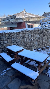 Neve sul tavolo per la colazione