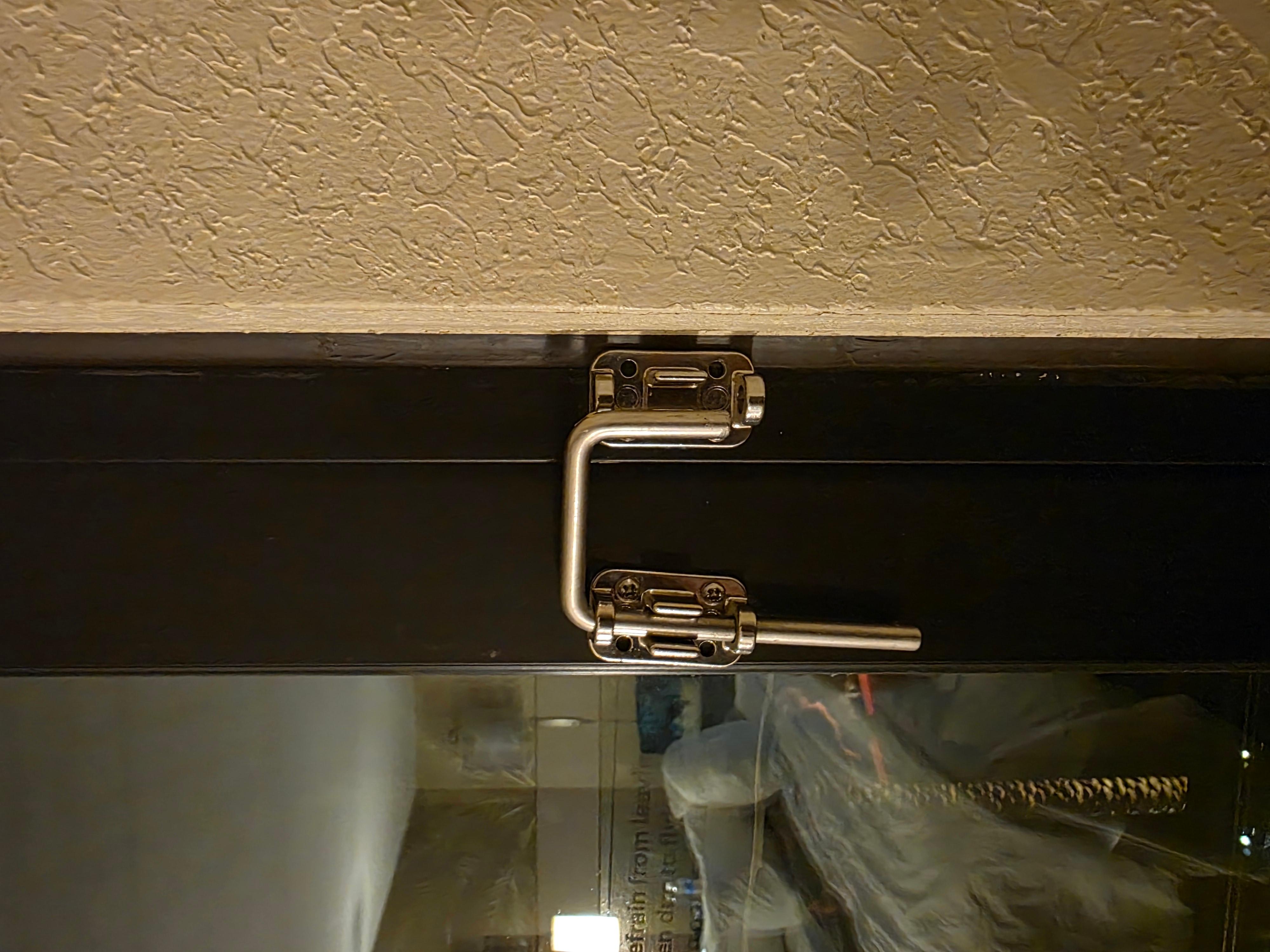 Inoperable door lock