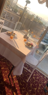 Udsigten fra spisestuen på hotellet.