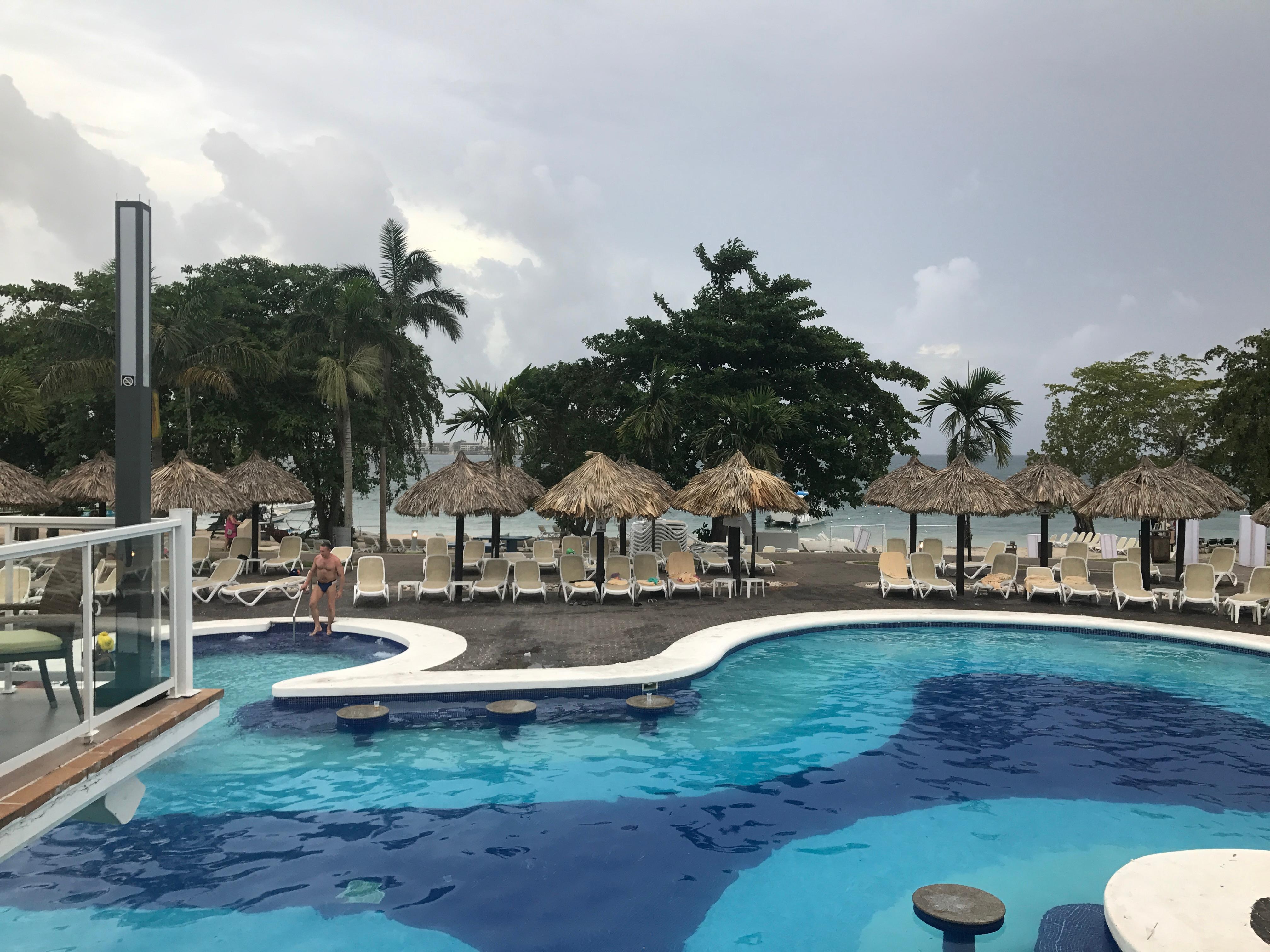 Pool bar pool