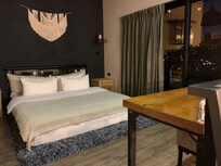 有書桌,晚上辦公像在拍電影,美美的