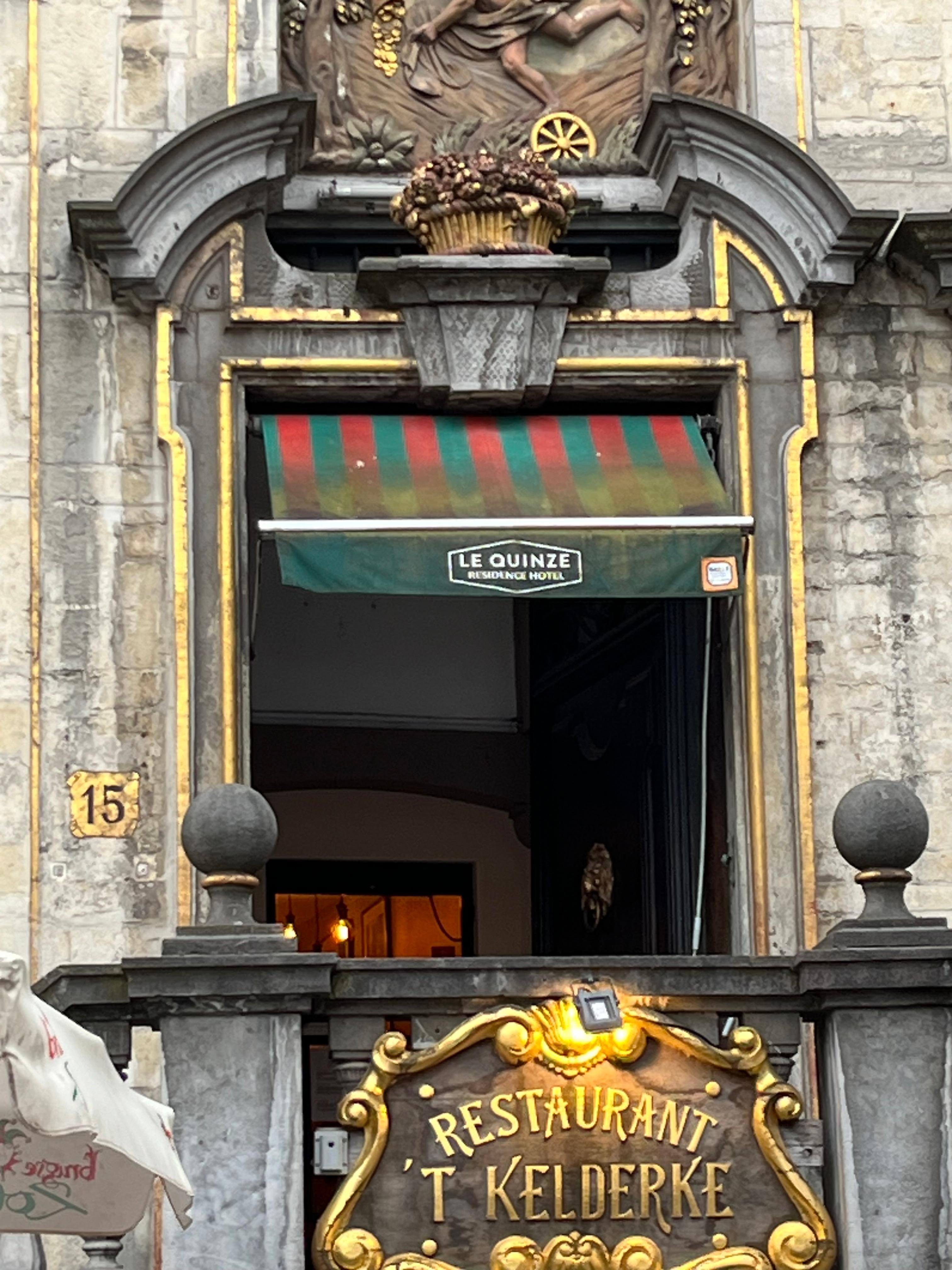 ホテルの入り口、突き当たりのカウンターで、ハローと。