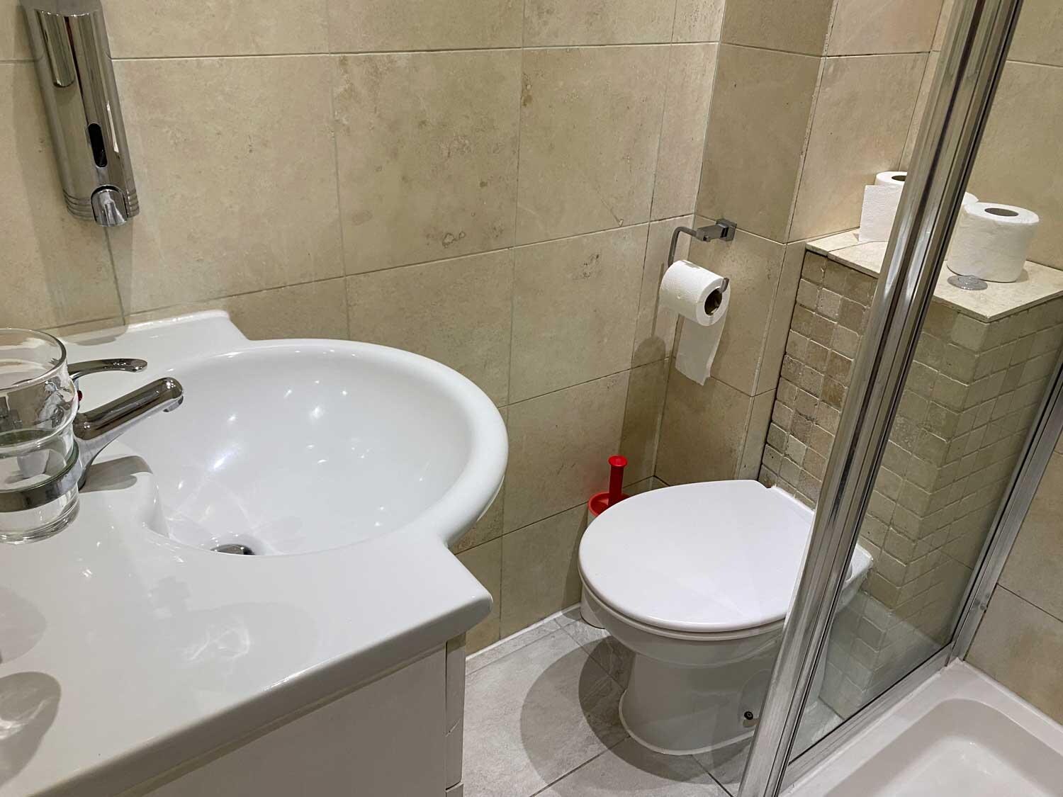 Badet er så trangt at det er vanskelig å åpne dolokket.