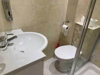 Badet er så trangt at det er vanskelig å åpne dolokket.