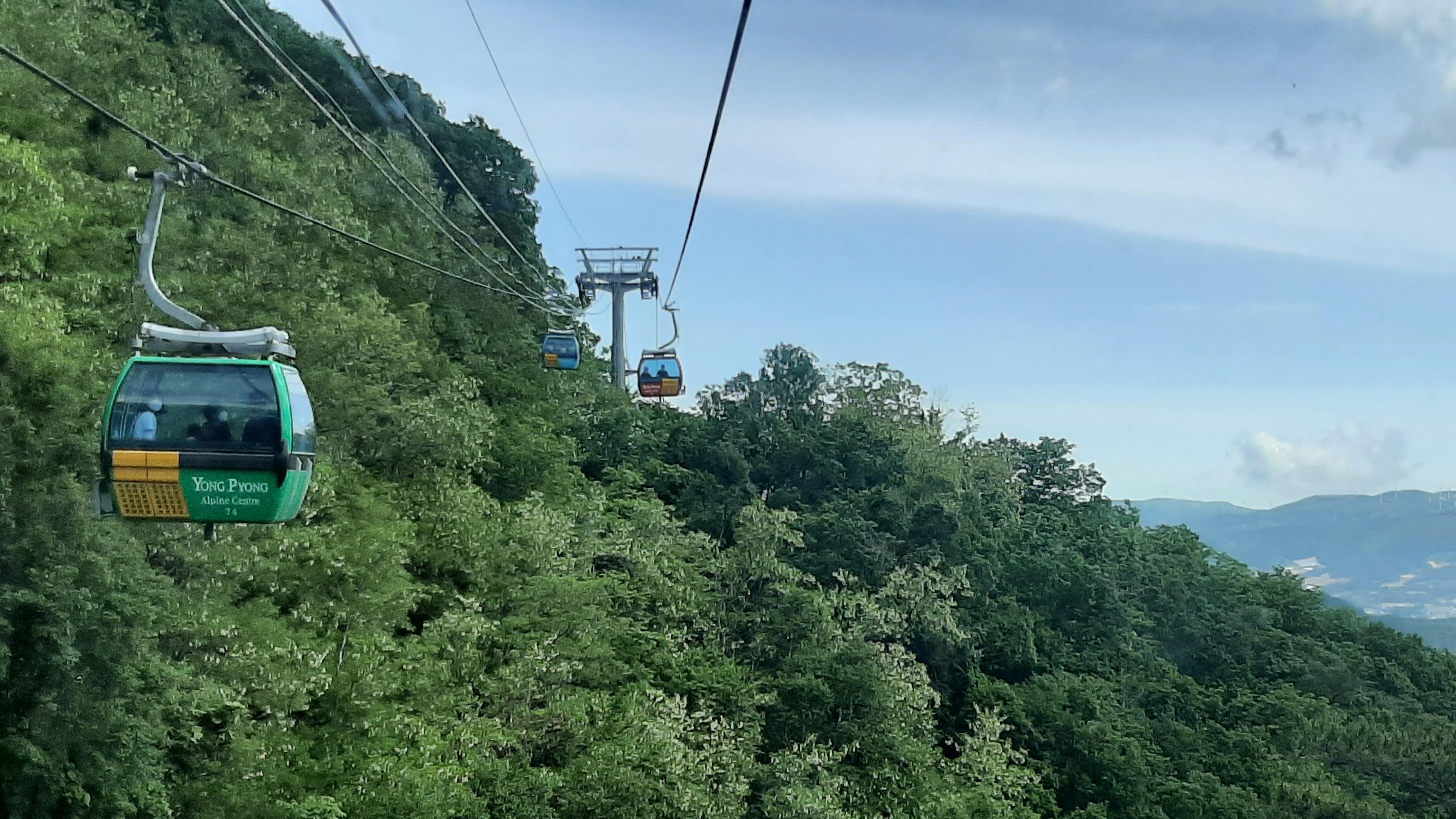 케이블카도 가족끼리만 안전하게 타고 올라감