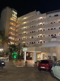 Entrée principale de nuit