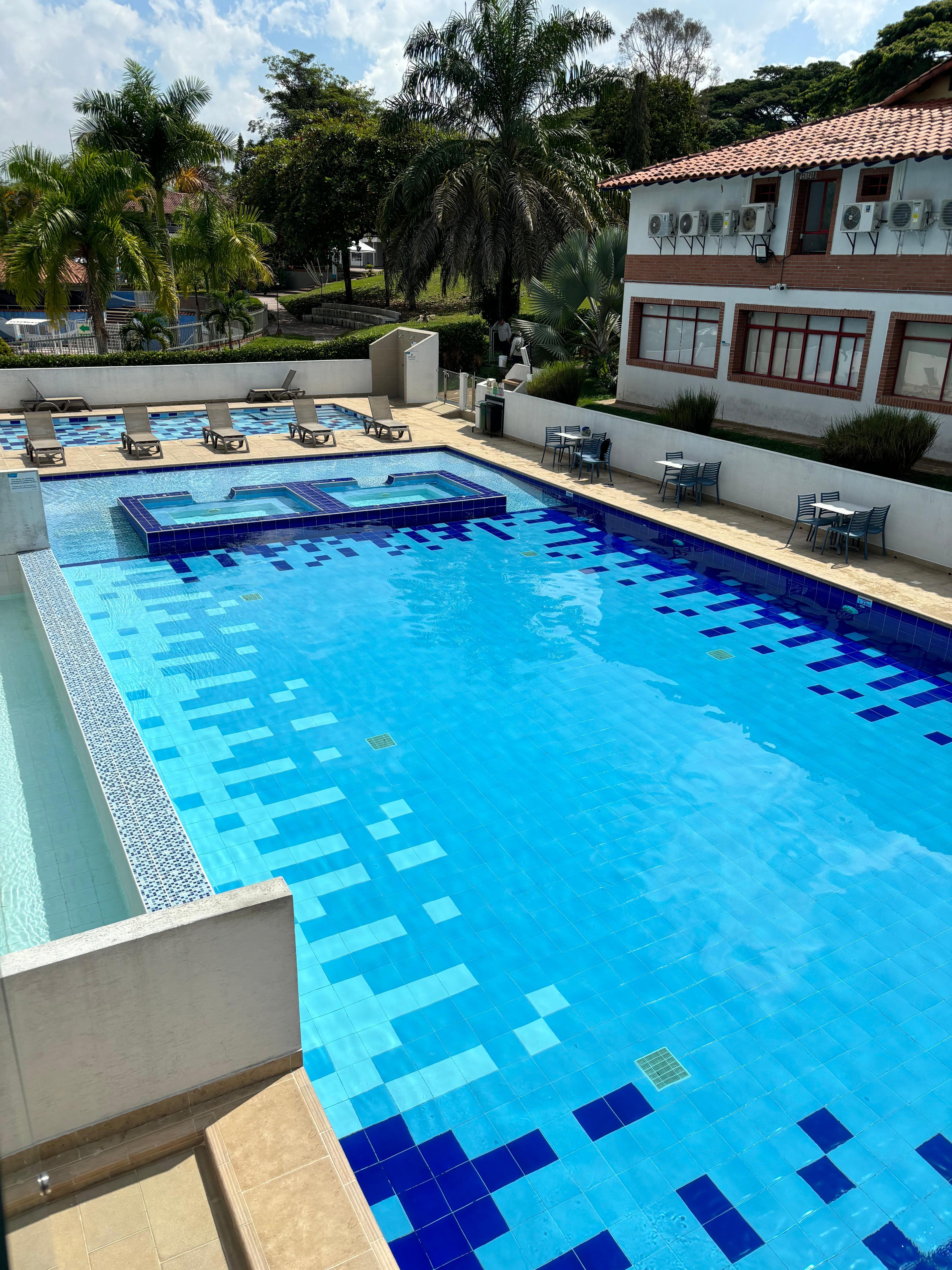 La piscina con una acogedora y espectacular zona de bronceado 