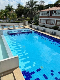 La piscina con una acogedora y espectacular zona de bronceado