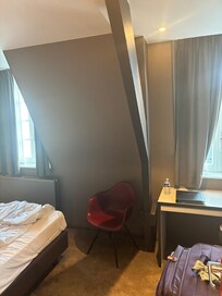 A pilastra no meio do quarto