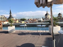 Piscine rooftop avec bar