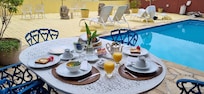 Café da manhã servido na piscina