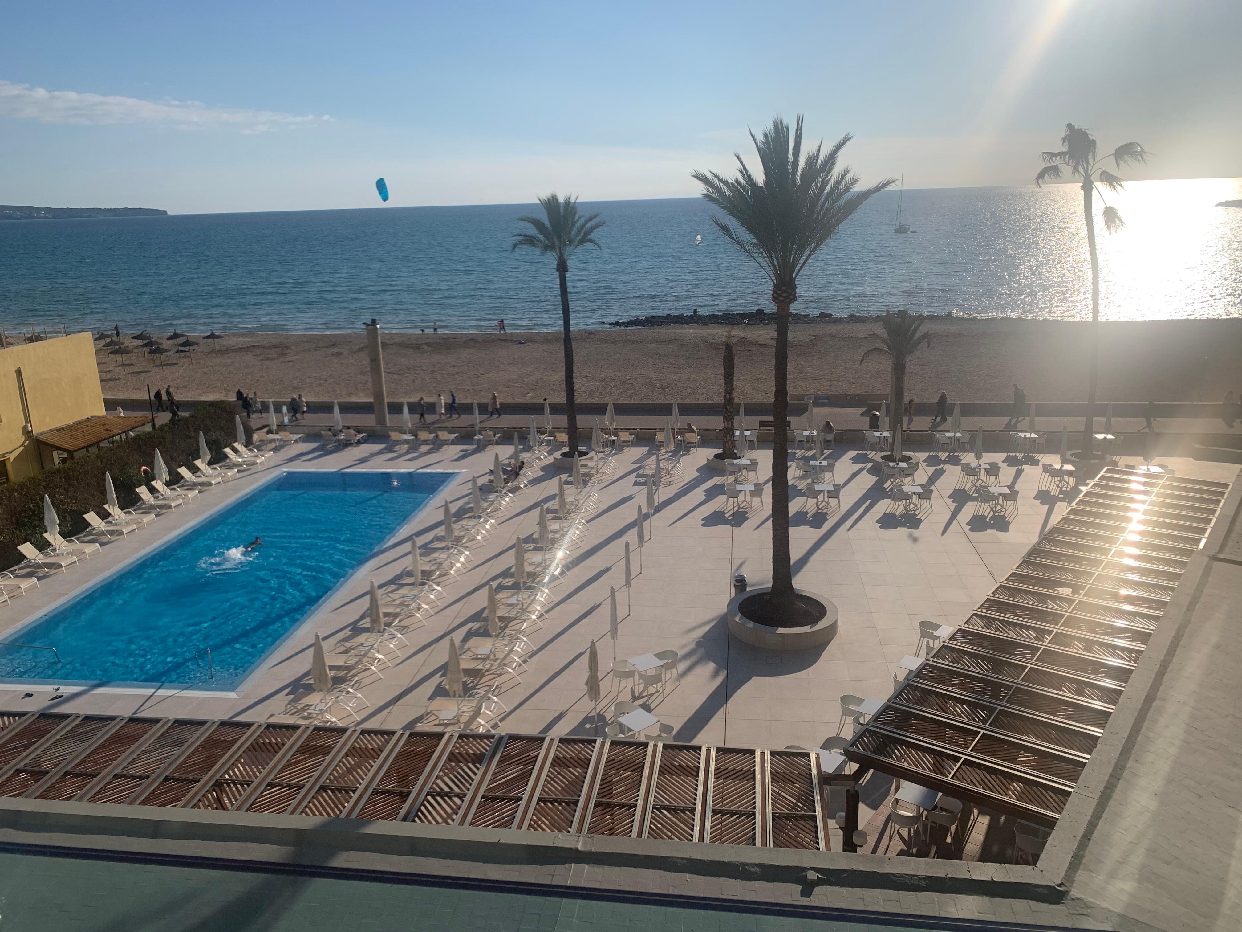 Poolen på framsidan av hotellet 