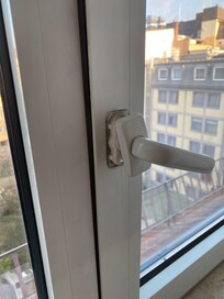 FenĂȘtre endommagĂ©e