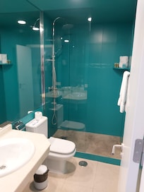 Bad ohne Fenster und funktionieren Abzug ( mit Farbe bei Renovierung zugekleistert )