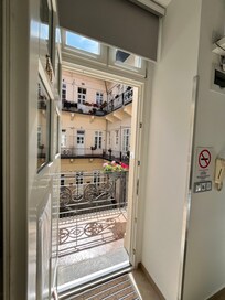 Udsigten til gården fra værelset