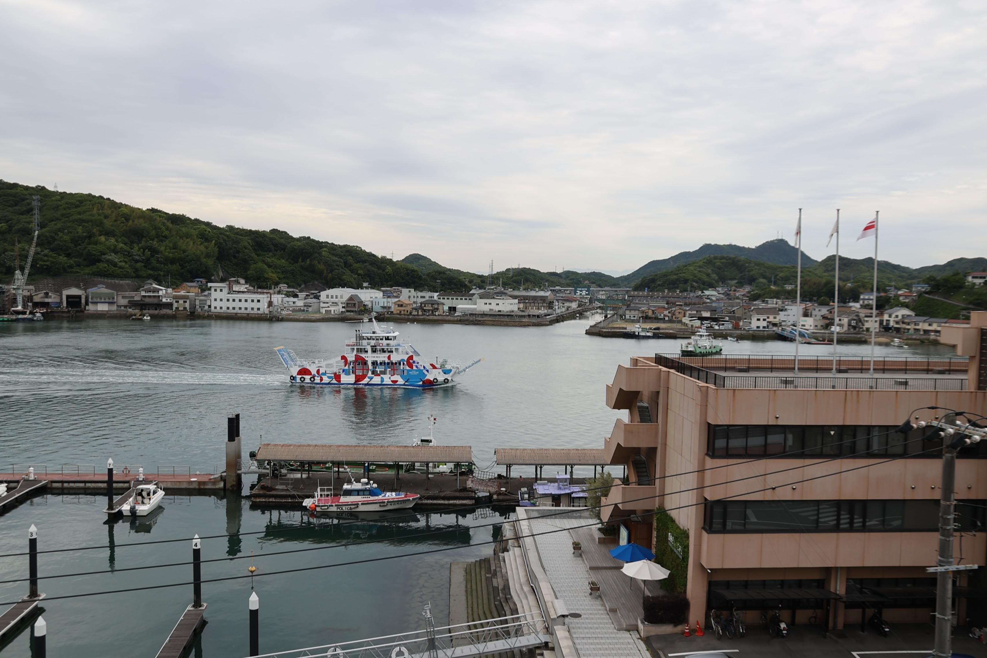 ホテルの向い側を出走する”いた車”ならぬ「いた船」です。