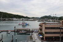 ホテルの向い側を出走する”いた車”ならぬ「いた船」です。