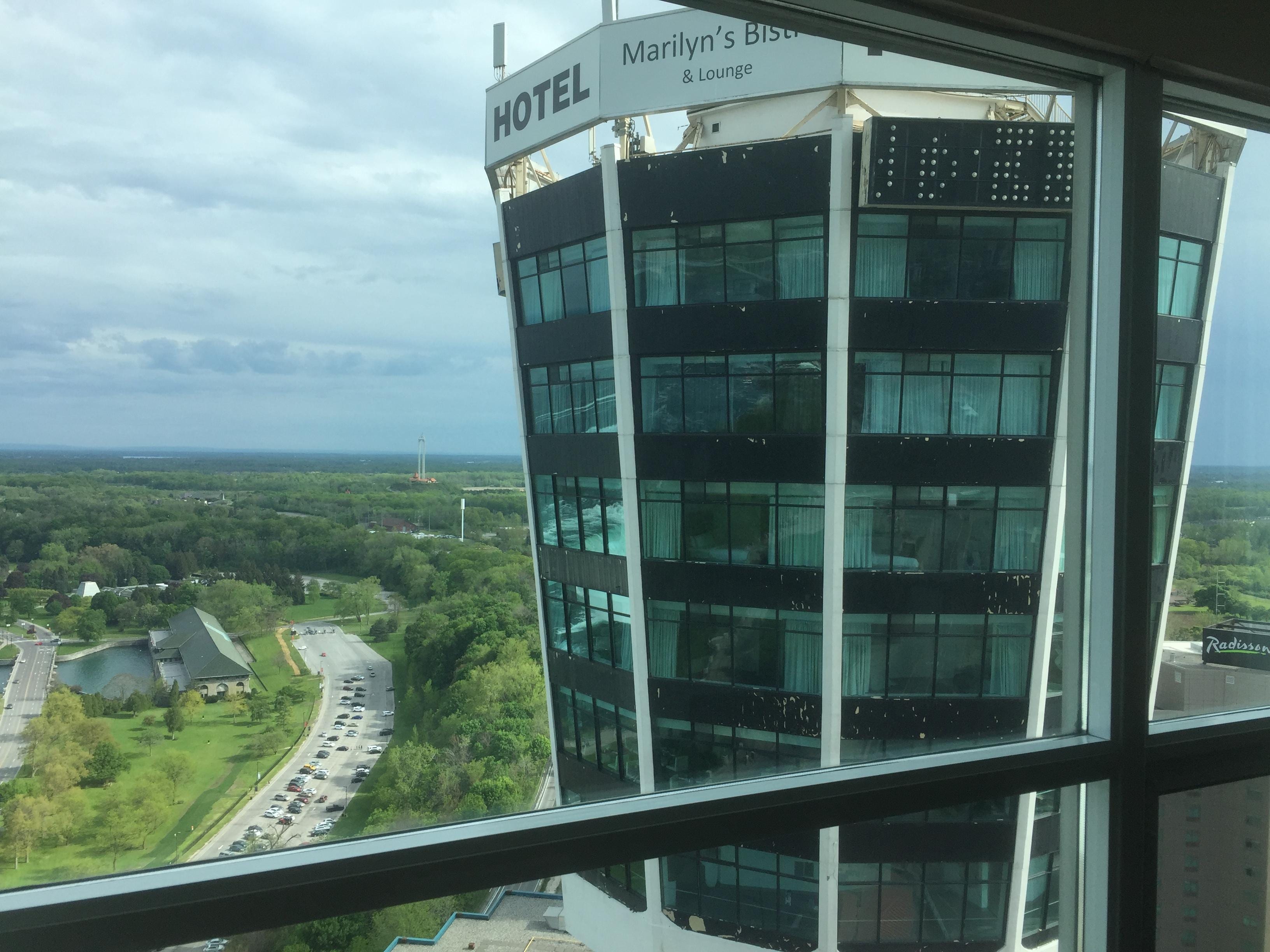 30th floor 1 King Bed Whirlpool Fallsview Suite