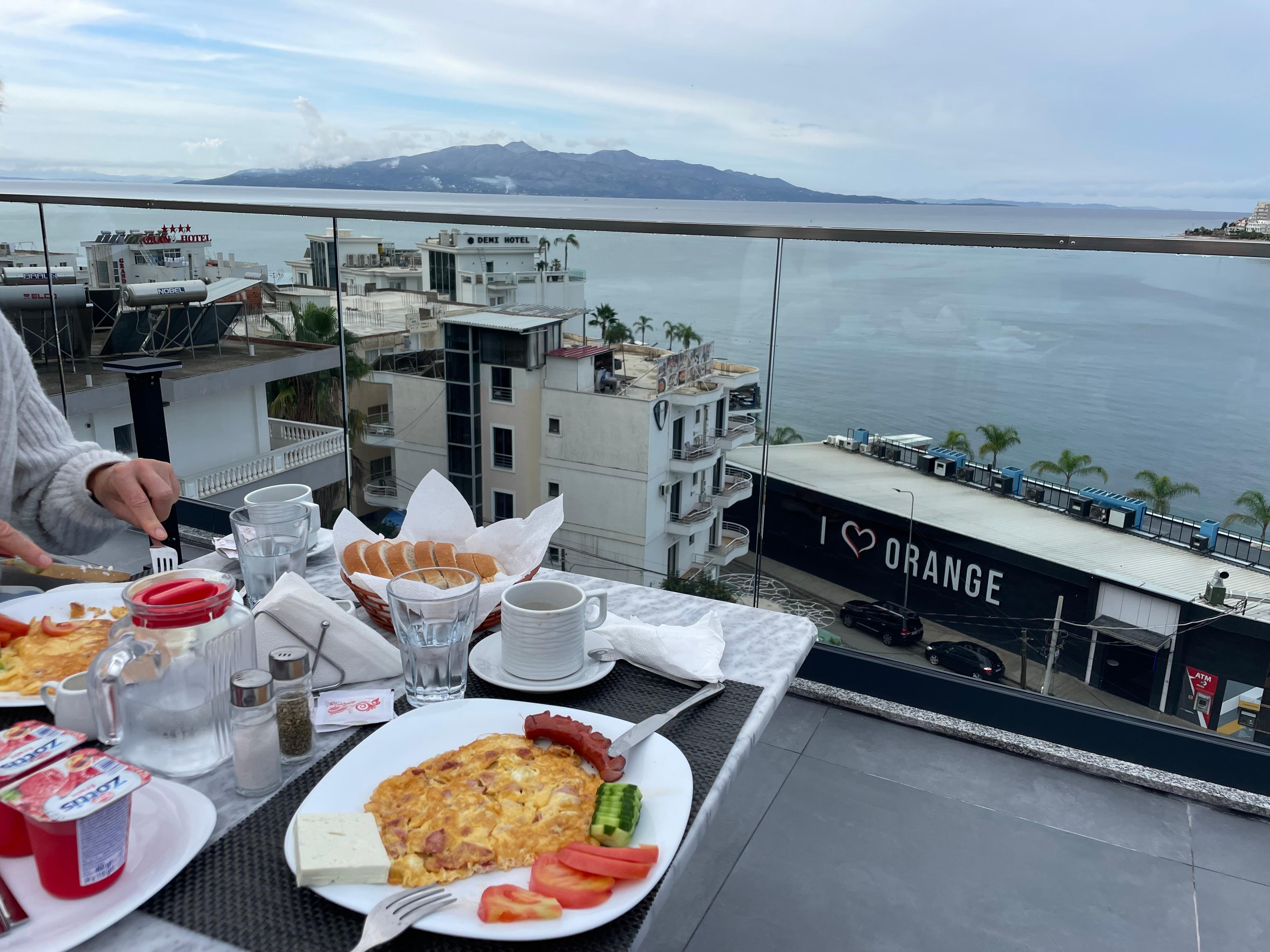 Morgenmad på terrassen. 