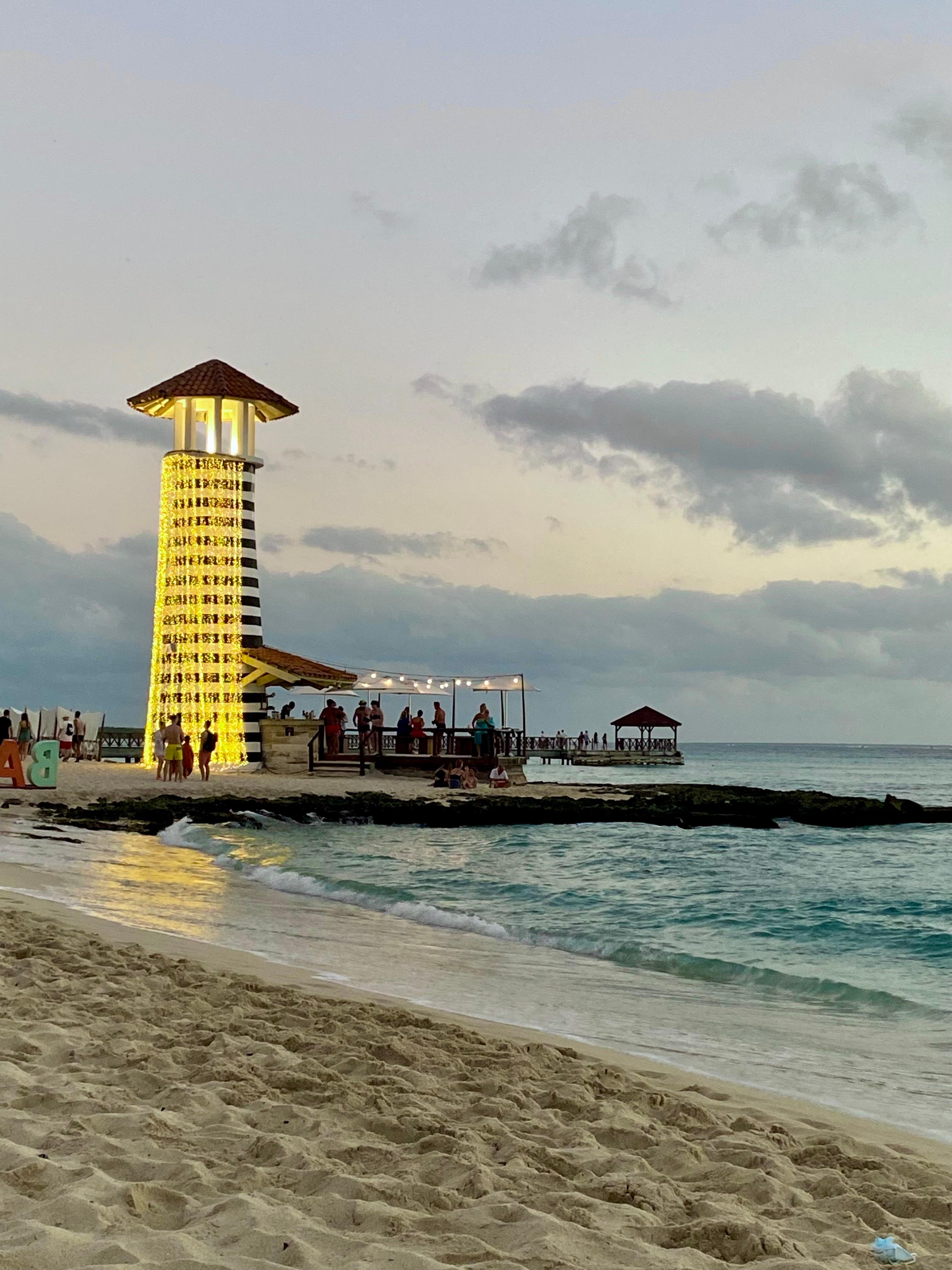 La plage et le bar el Faro 