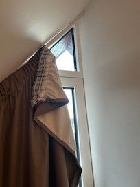 Gordijn valt regelmatig naar beneden.
