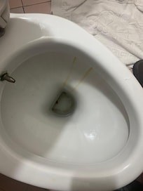 La taza se movía y el aspecto con chorrones marrones era de dejadez