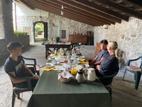 Frukost utomhus med lokala specialiteter