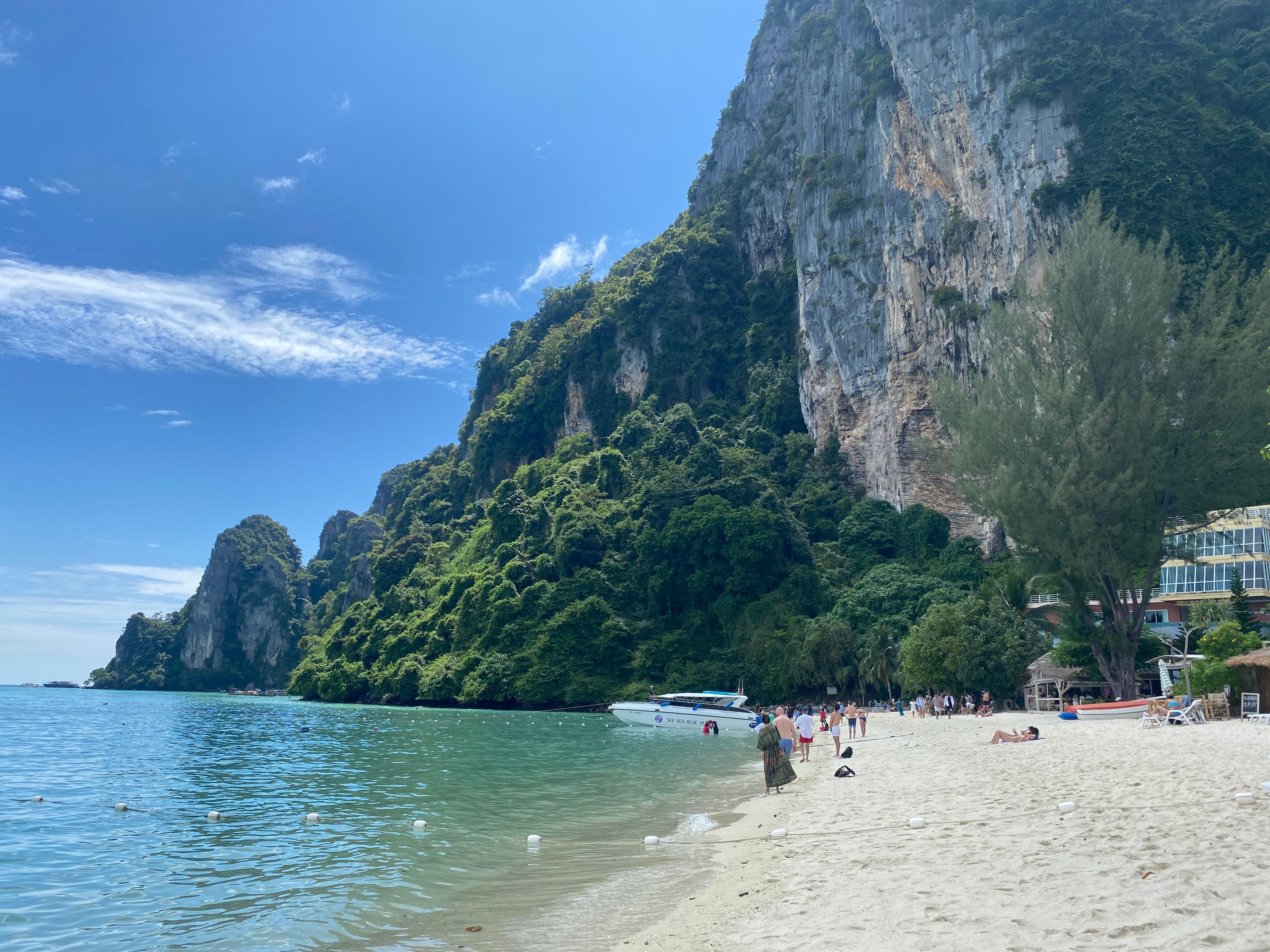 Plage en face de l’hôtel 