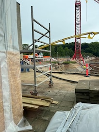 Utsikt fra vinduet på rommet. Pumpebil for betong rett utenfor.