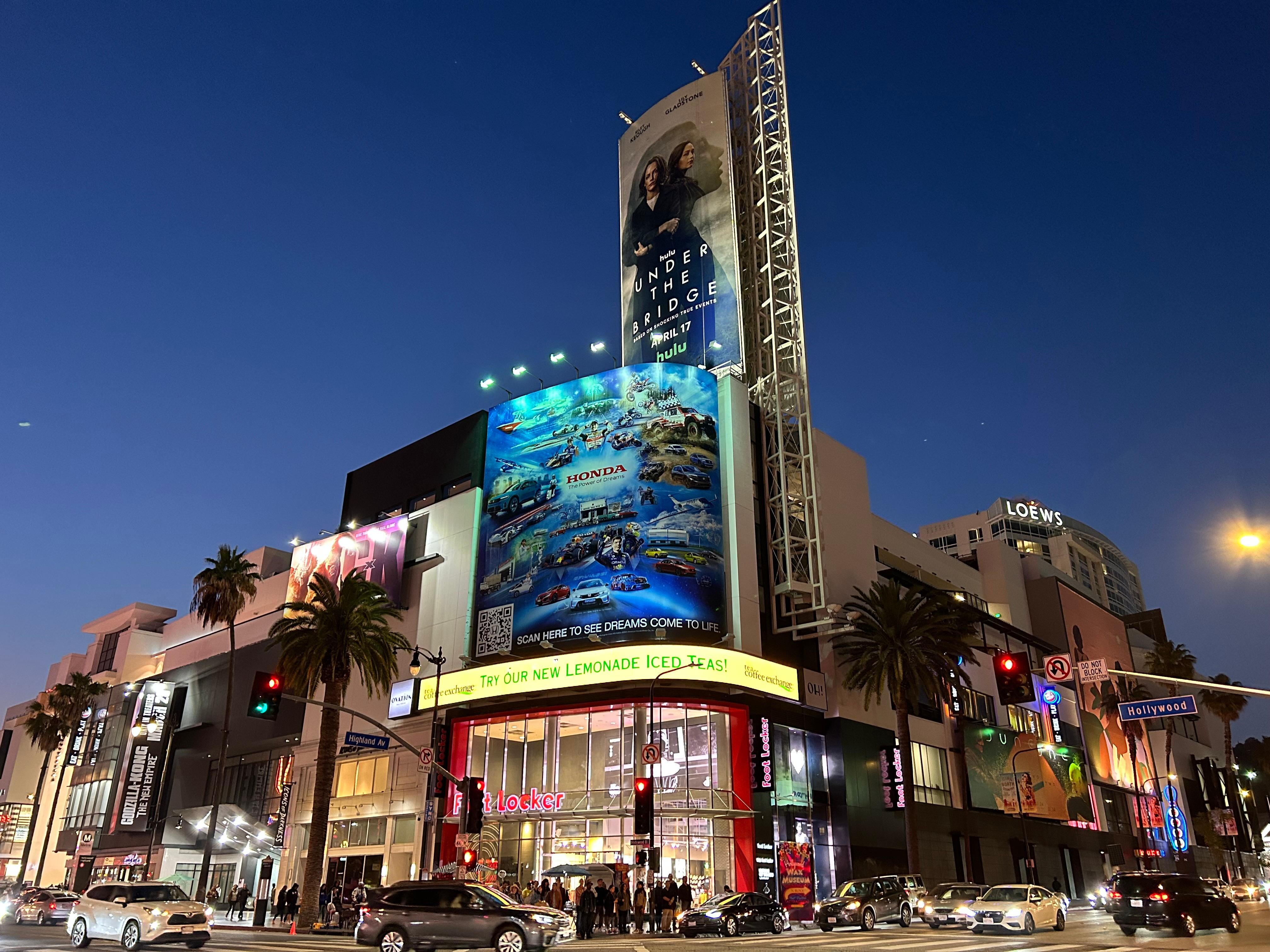 Hotellet ses til høyre i bilder