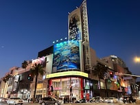 Hotellet ses til høyre i bilder