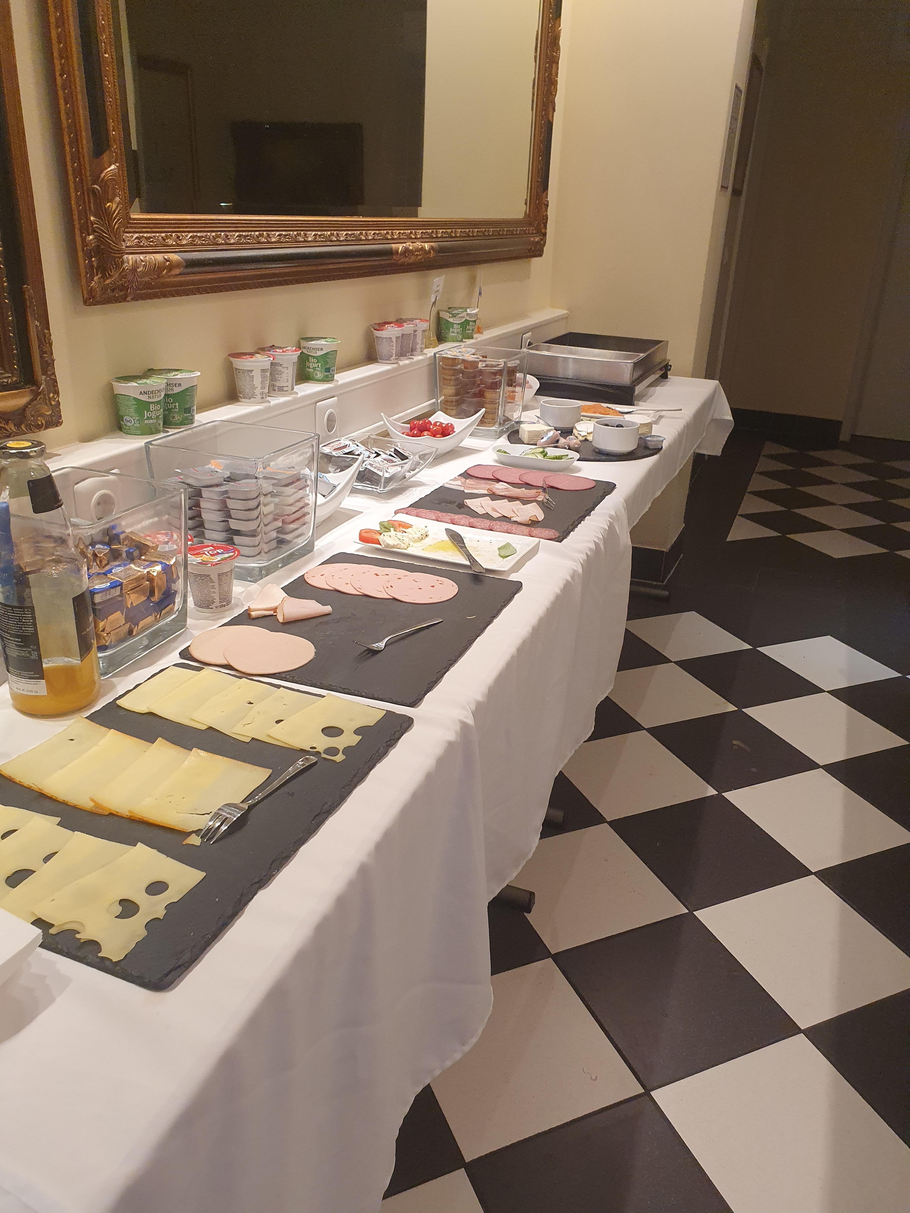 Hele frokostbuffet unntatt rundstykker og litt frokostblanding