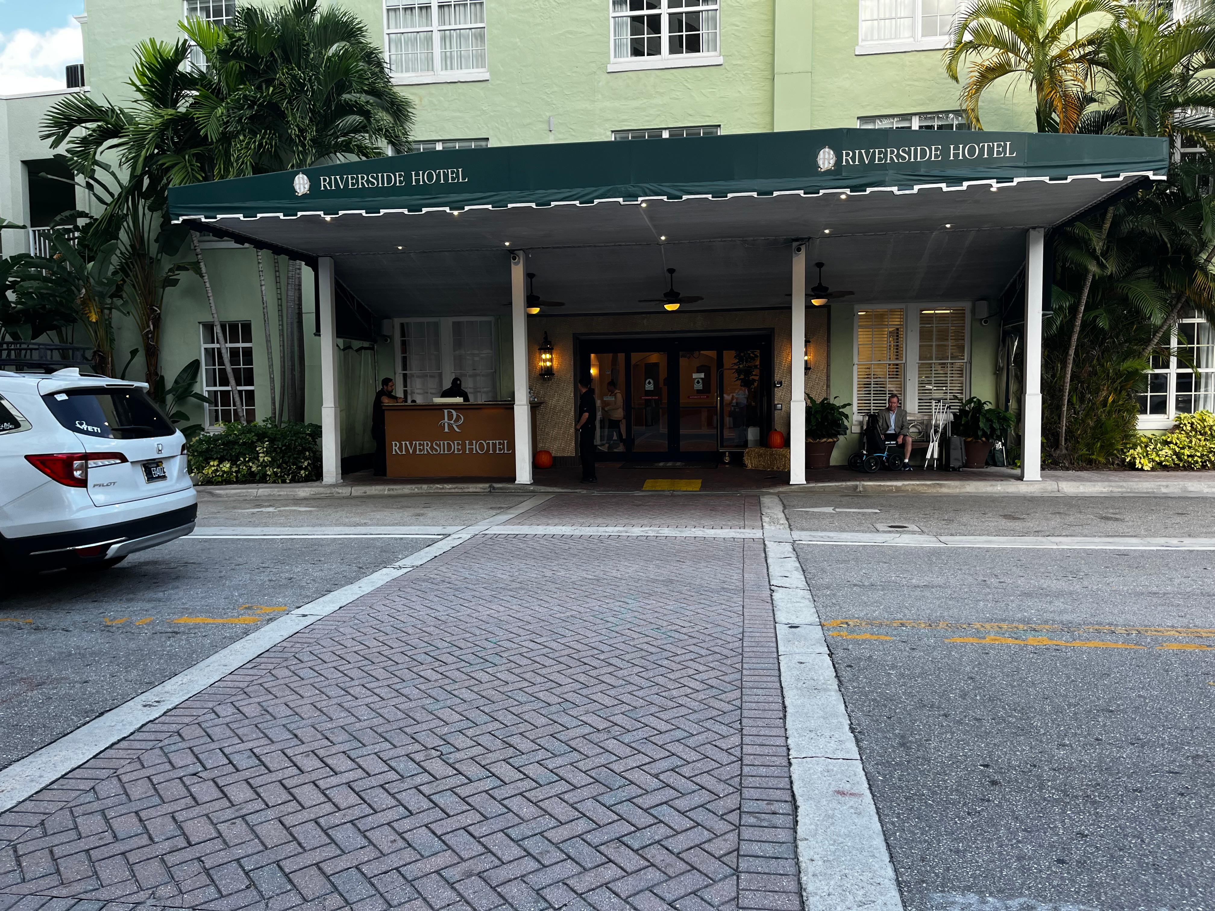 Hotel / valet parking