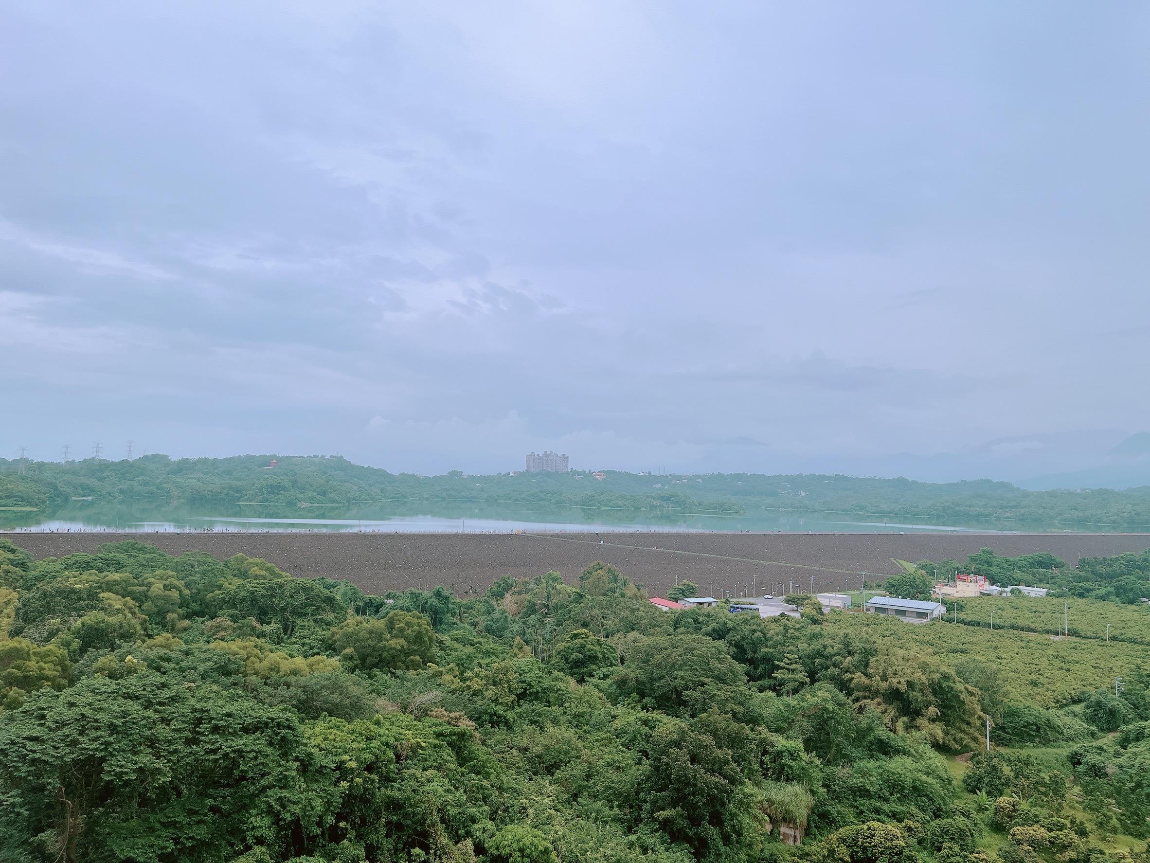 落地窗外湖光景色