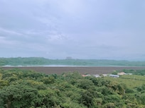 落地窗外湖光景色