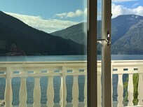 Vårt rum hade balkong mot fjorden