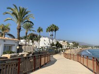 Tursti langs sjøen lå rett ved anlegget.