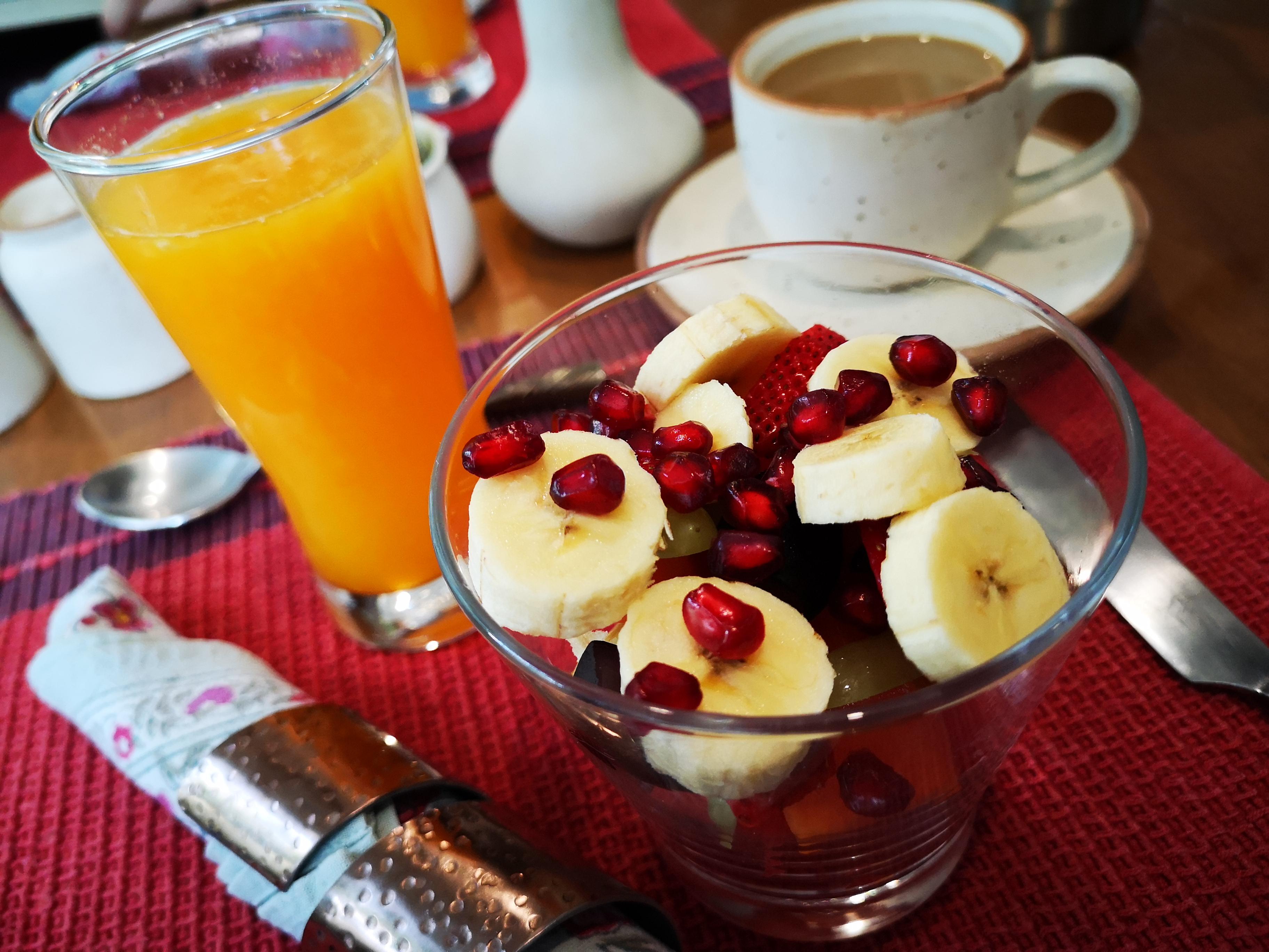 Obstsalat, frischer Orangensaft und Kaffee